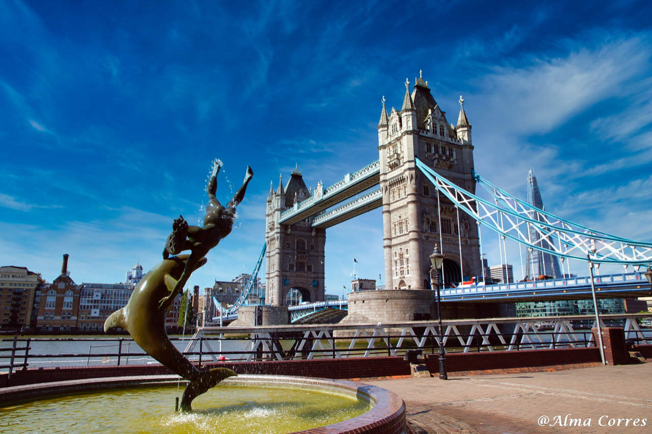 tower bridge & joyful statue