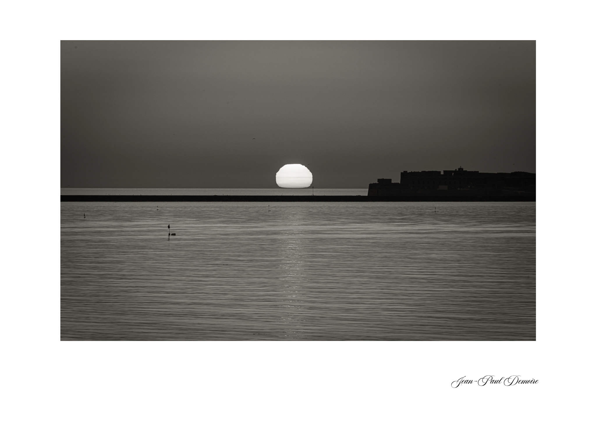 When the ocean swallows the sun.摄影作品_黑白摄影图片 - 500px摄影社区