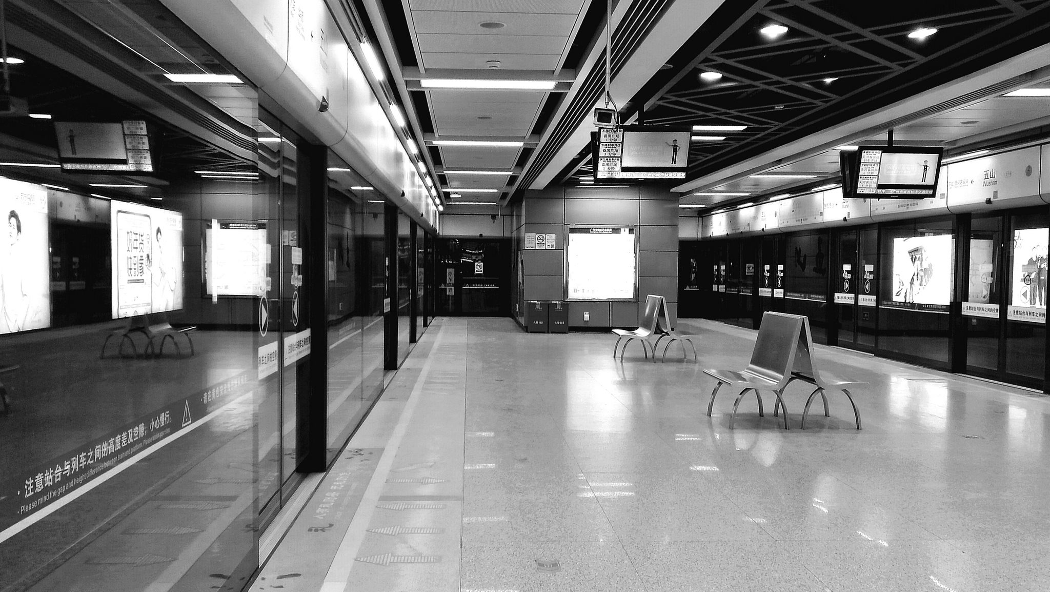 春节前的地铁站