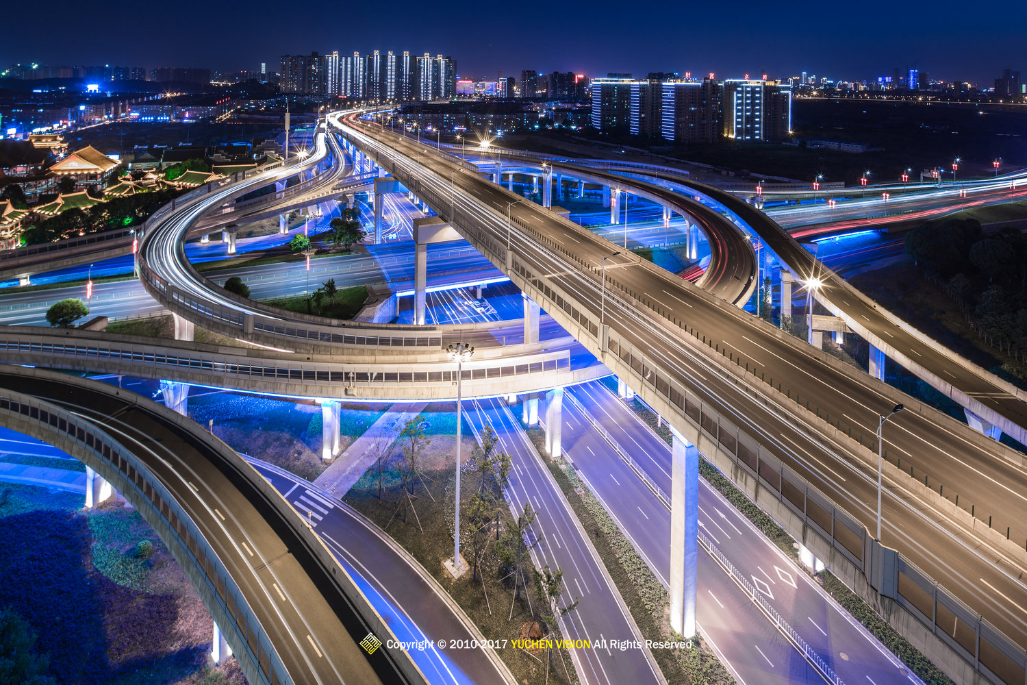 科技感爆棚的高架桥