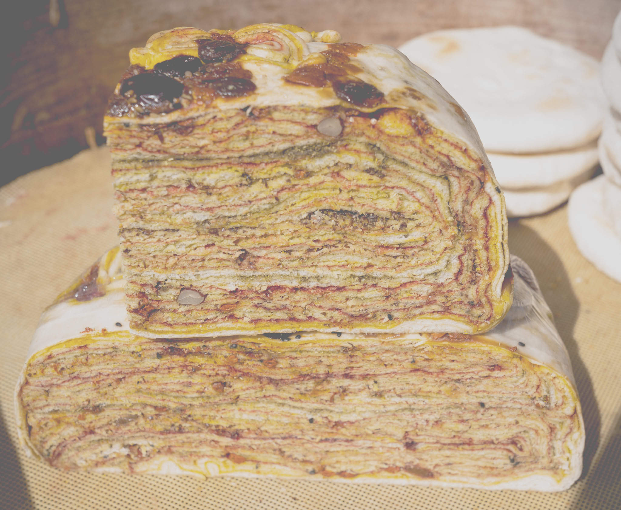 西宁的月饼,象是千层饼,每层不同的颜色就是不同的调料.