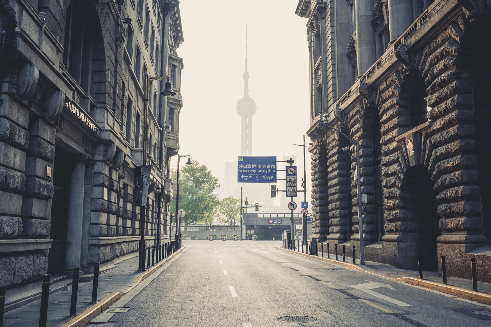 上海外滩地标建筑马路道路公路街道汽车背景图