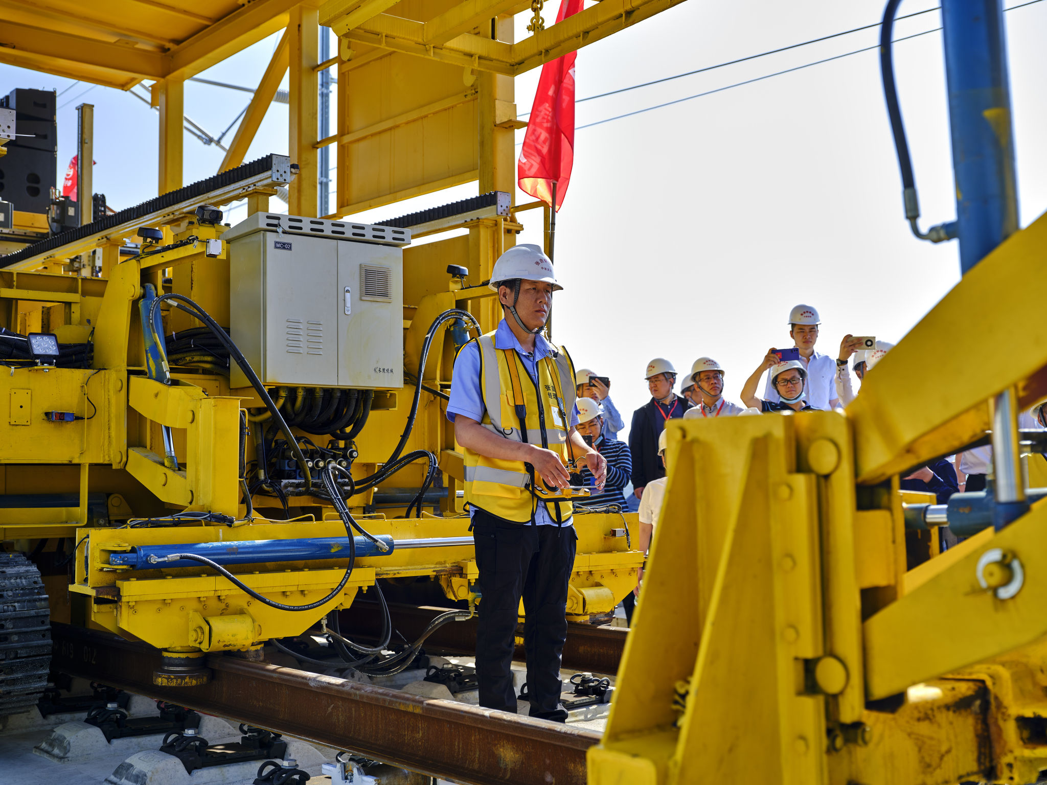 国内首套无砟轨道智能铺轨机组在张吉怀高铁建设中成功运用