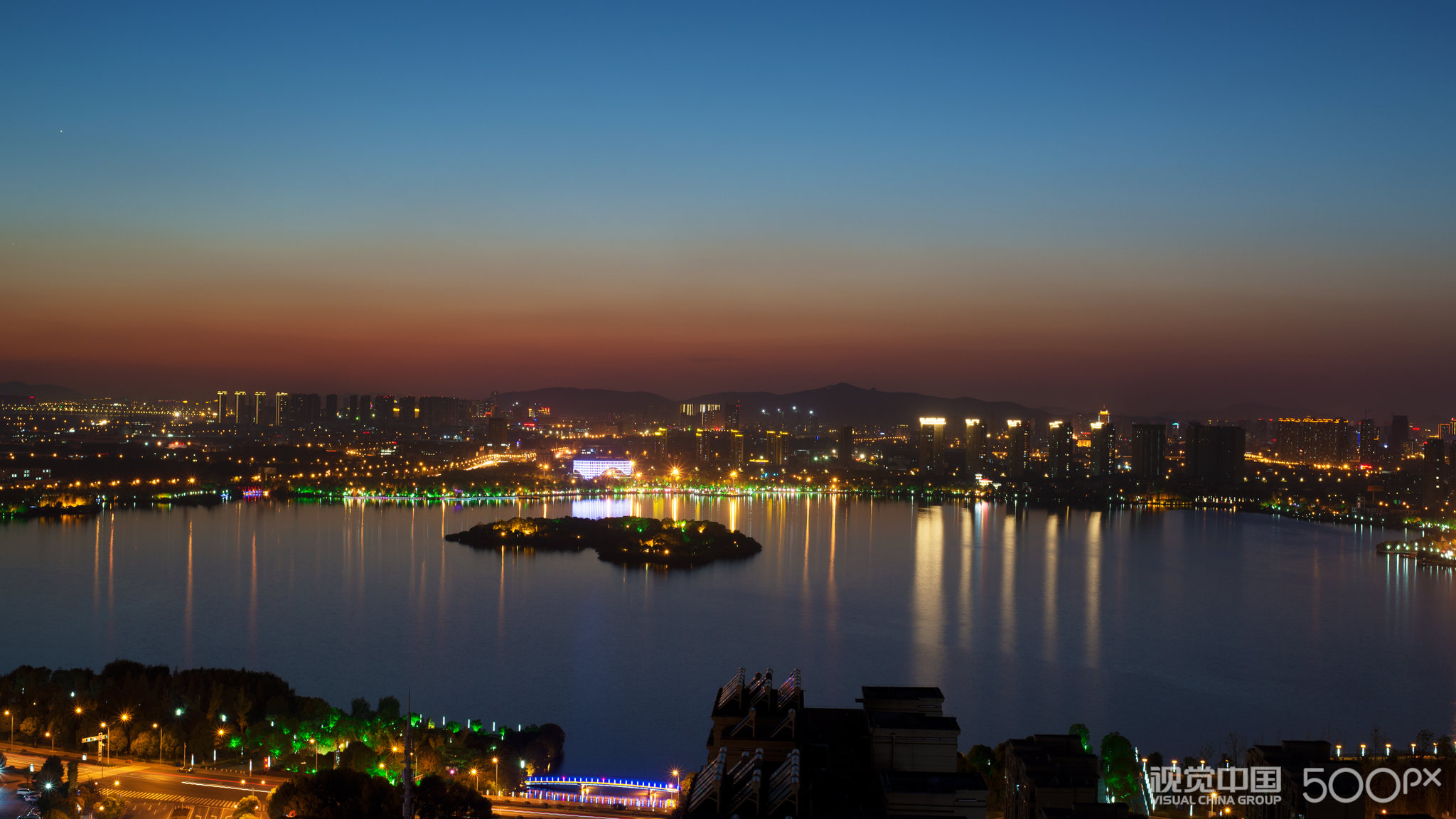 苏州尹山湖夜景中的木星和水星