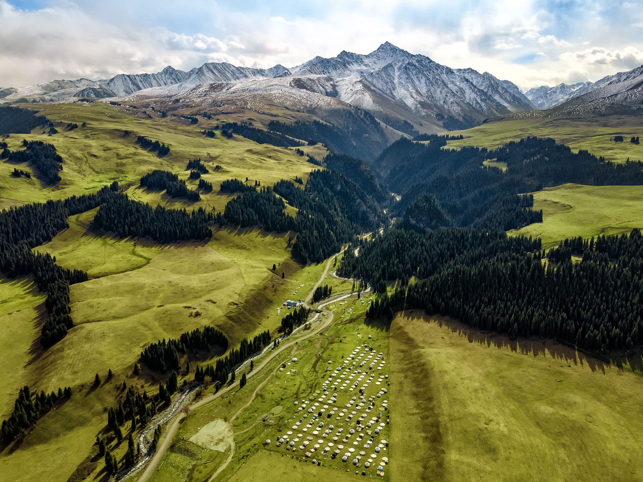 新疆尼勒克唐布拉草原十里画卷