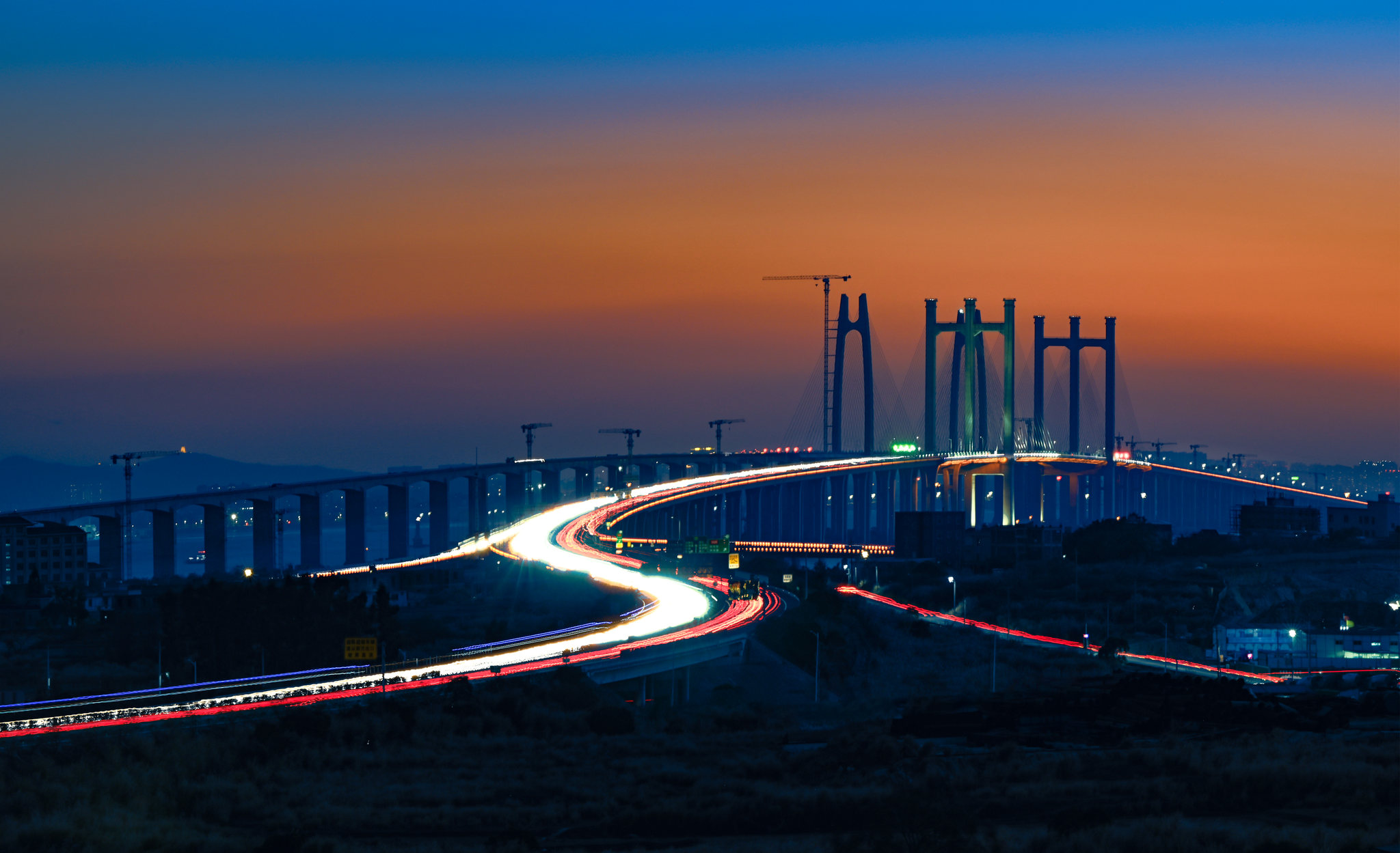 在建的福厦高铁与高速公路泉州湾跨海大桥夜景