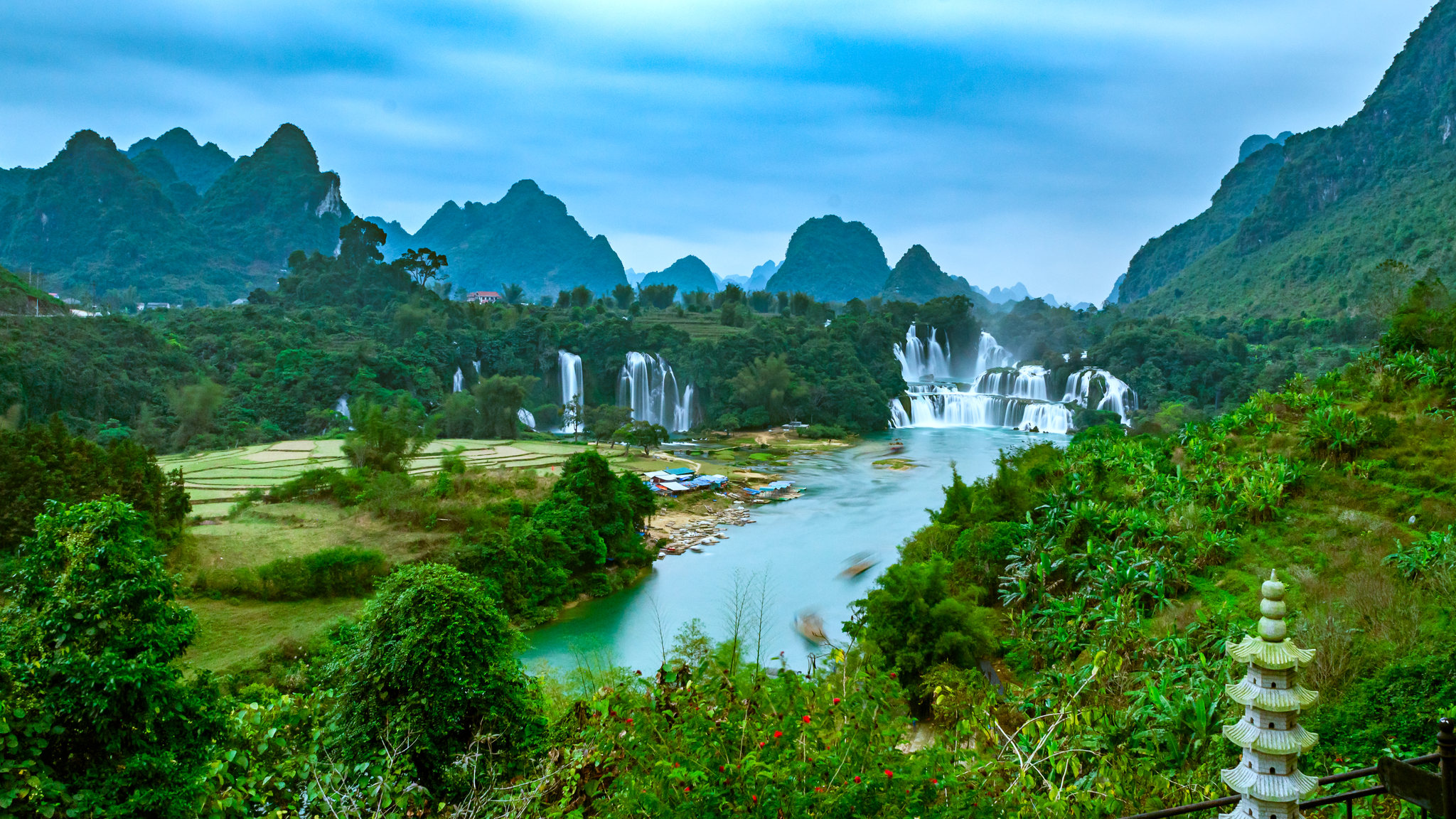 《德天瀑布》位于广西壮族自治区崇左市大新县硕龙镇德天村
