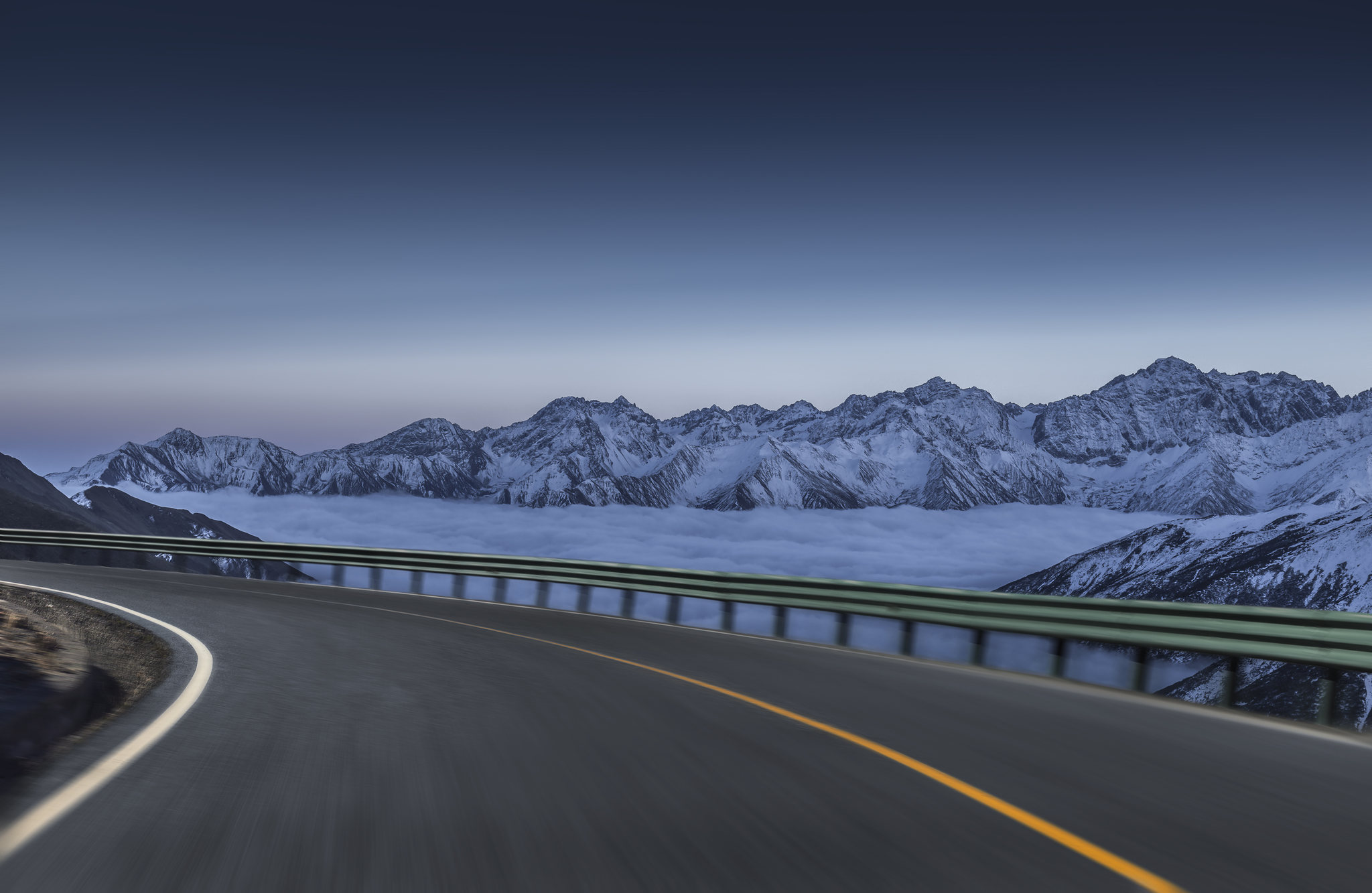 雪山下的公路汽车背景