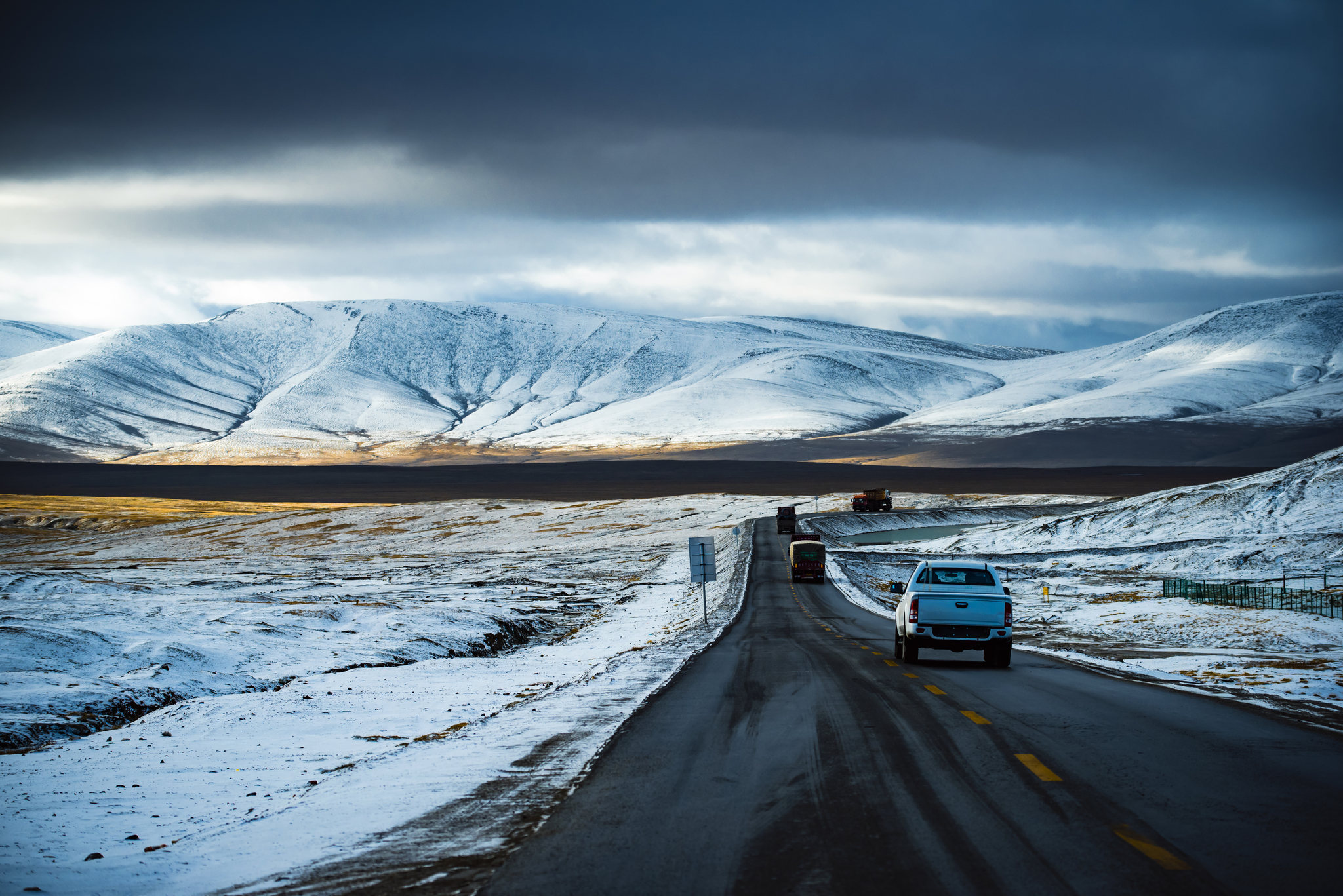 汽车行驶在青藏高原109国道上