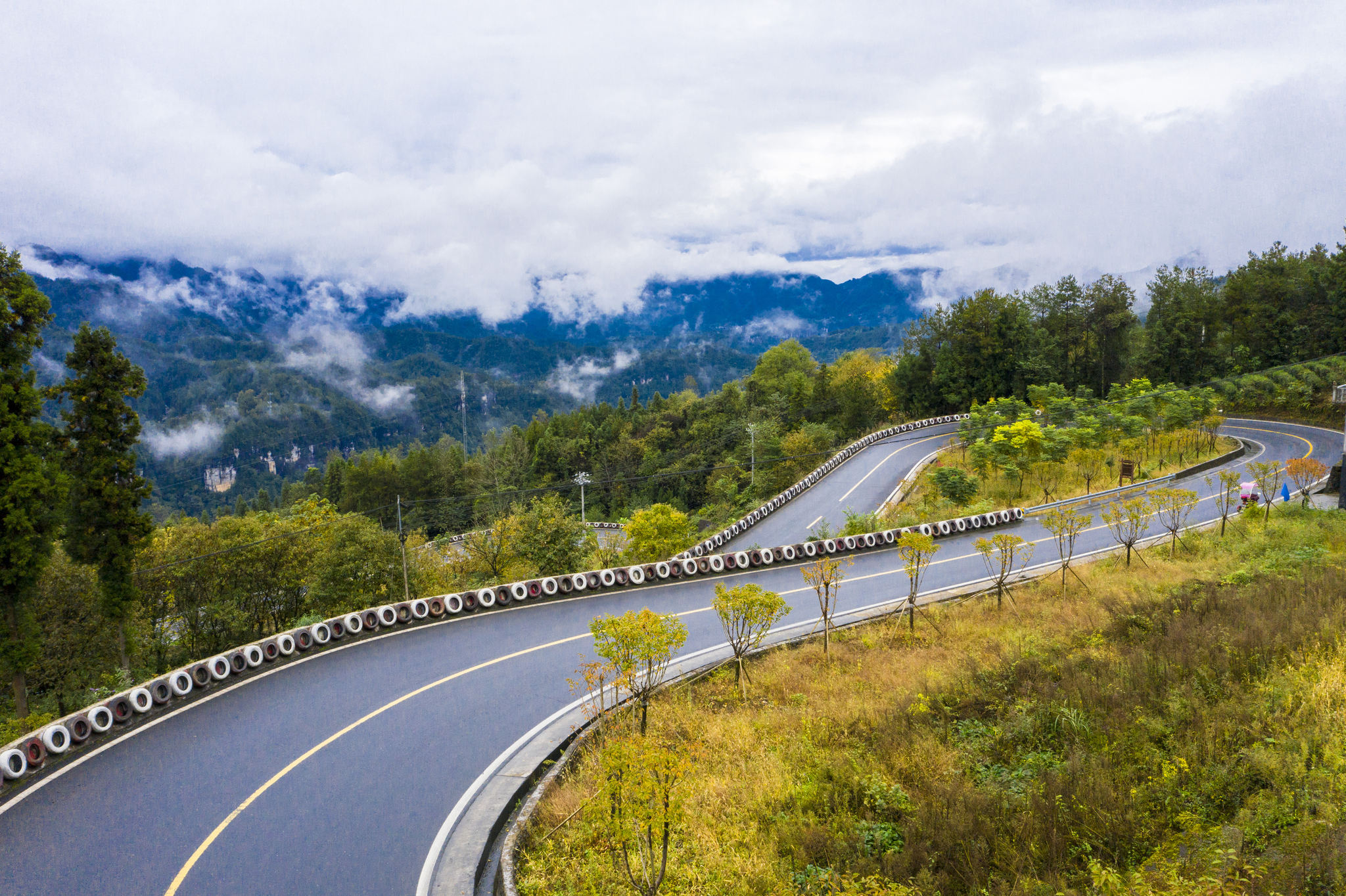 大别山最美盘山公路图片