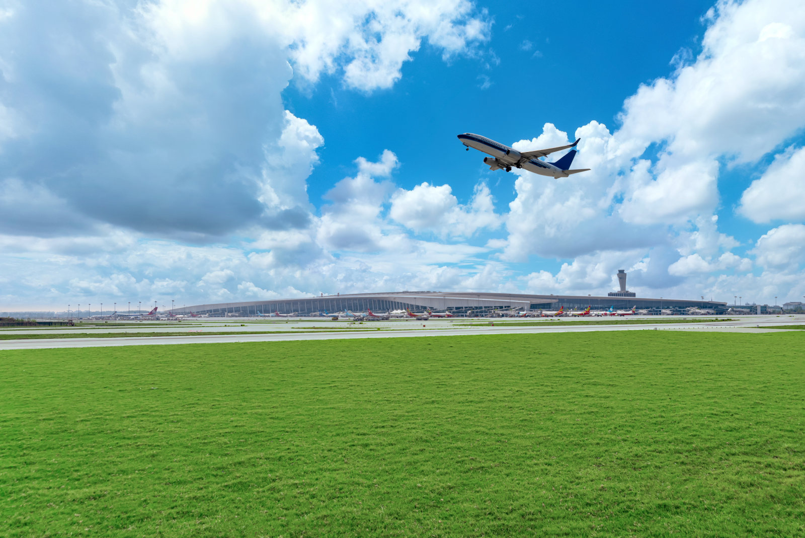 中国河南省郑州市新郑国际机场正在起飞的飞机跑道草坪机场全景摄影