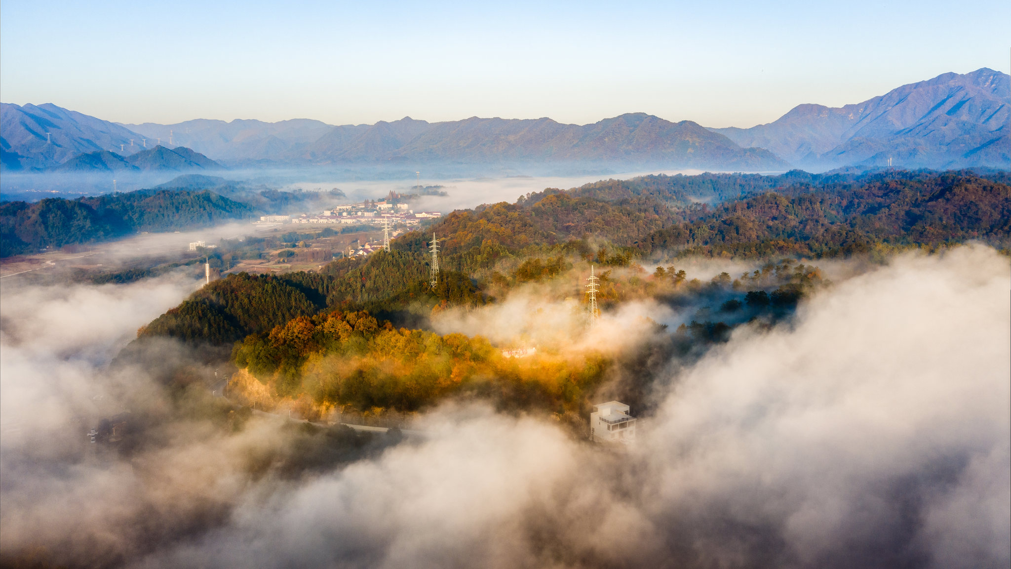 日出云雾下的皖南安徽宁国市方塘乡红杉林地区航拍