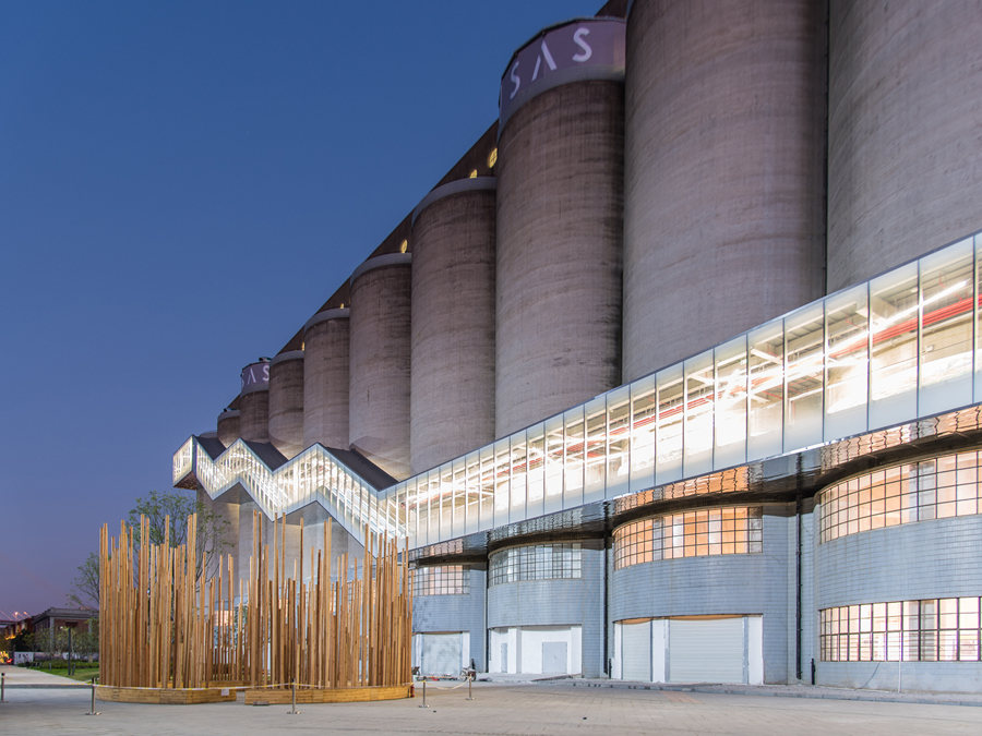 改造后的筒仓增加了外挂扶梯,透过玻璃黄浦江景尽收眼底.