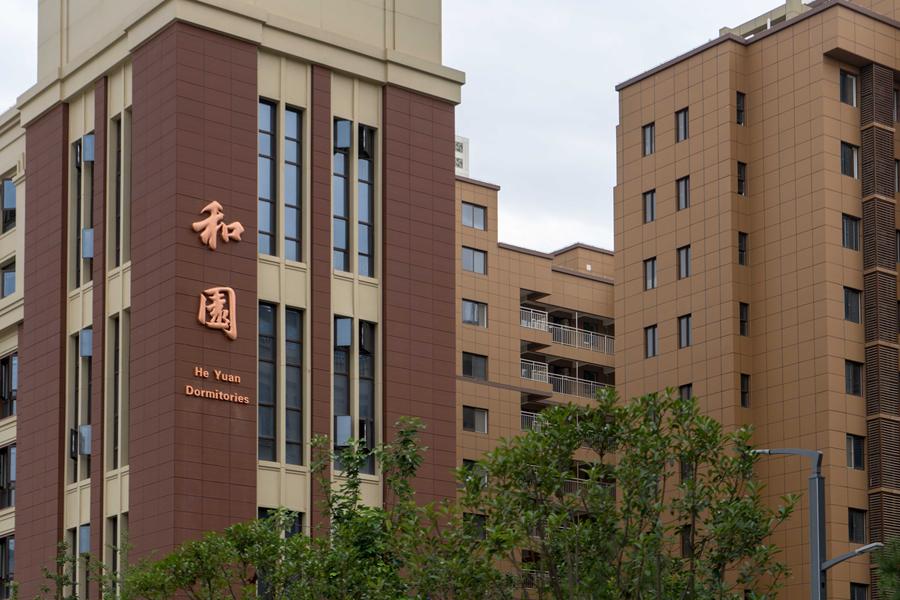 c区(朗园)b区(惠园)二楼为清真餐厅a区(和园)创新港有三个宿舍区一