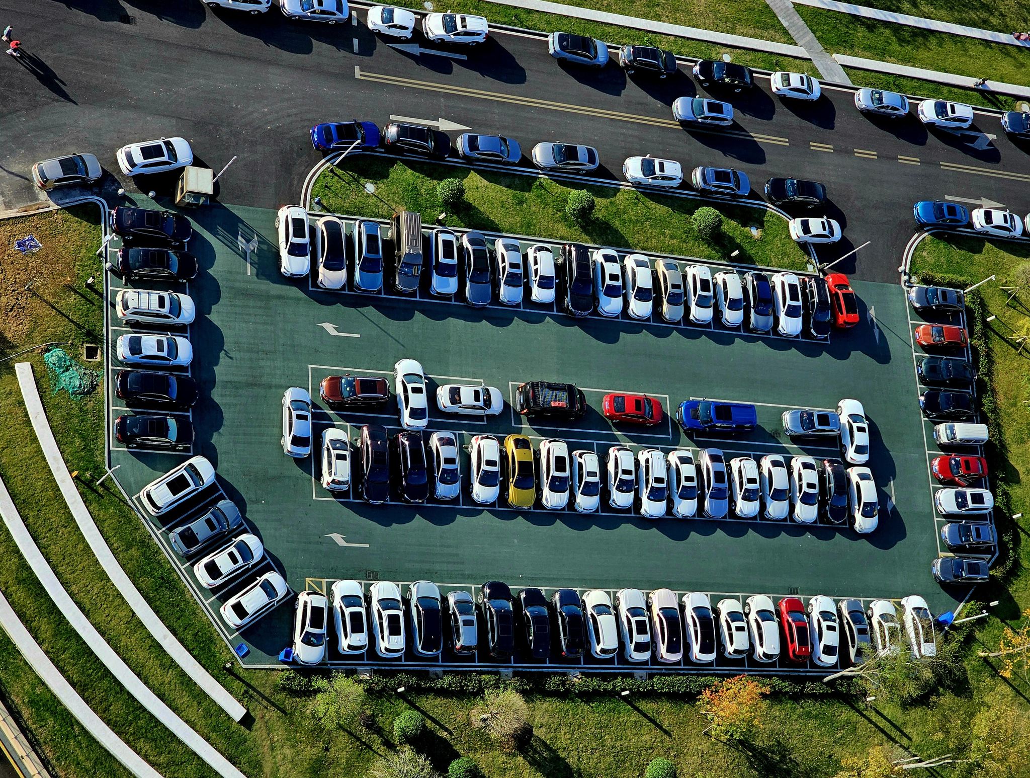 整齐划一楼拍停车场里车辆繁多整齐划一地停放着仿佛是城市的安静音符