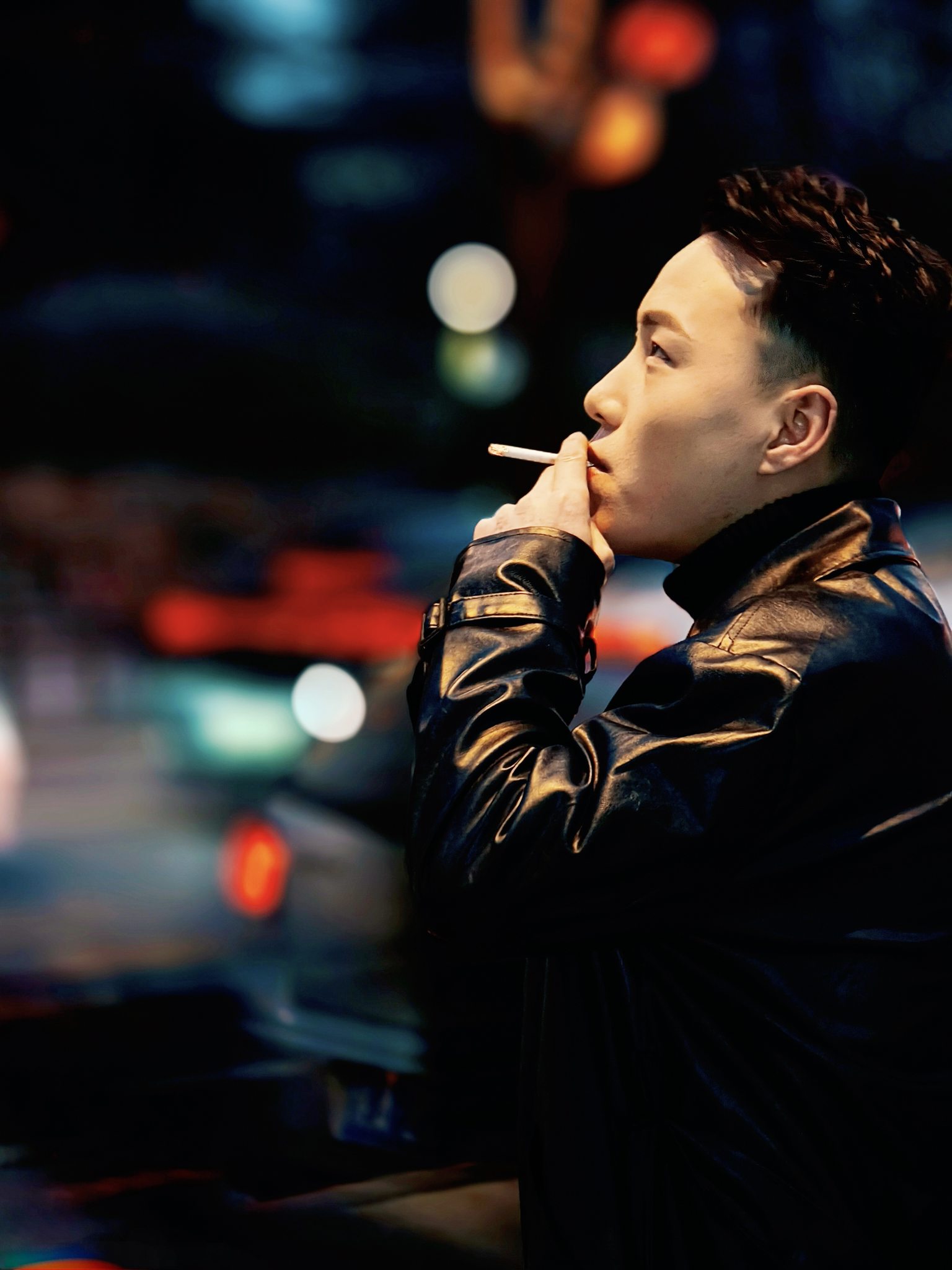 路边抽烟的男子