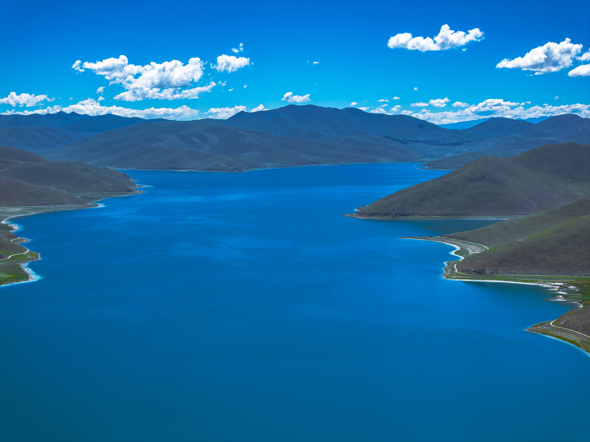 羊卓雍错航拍俯视