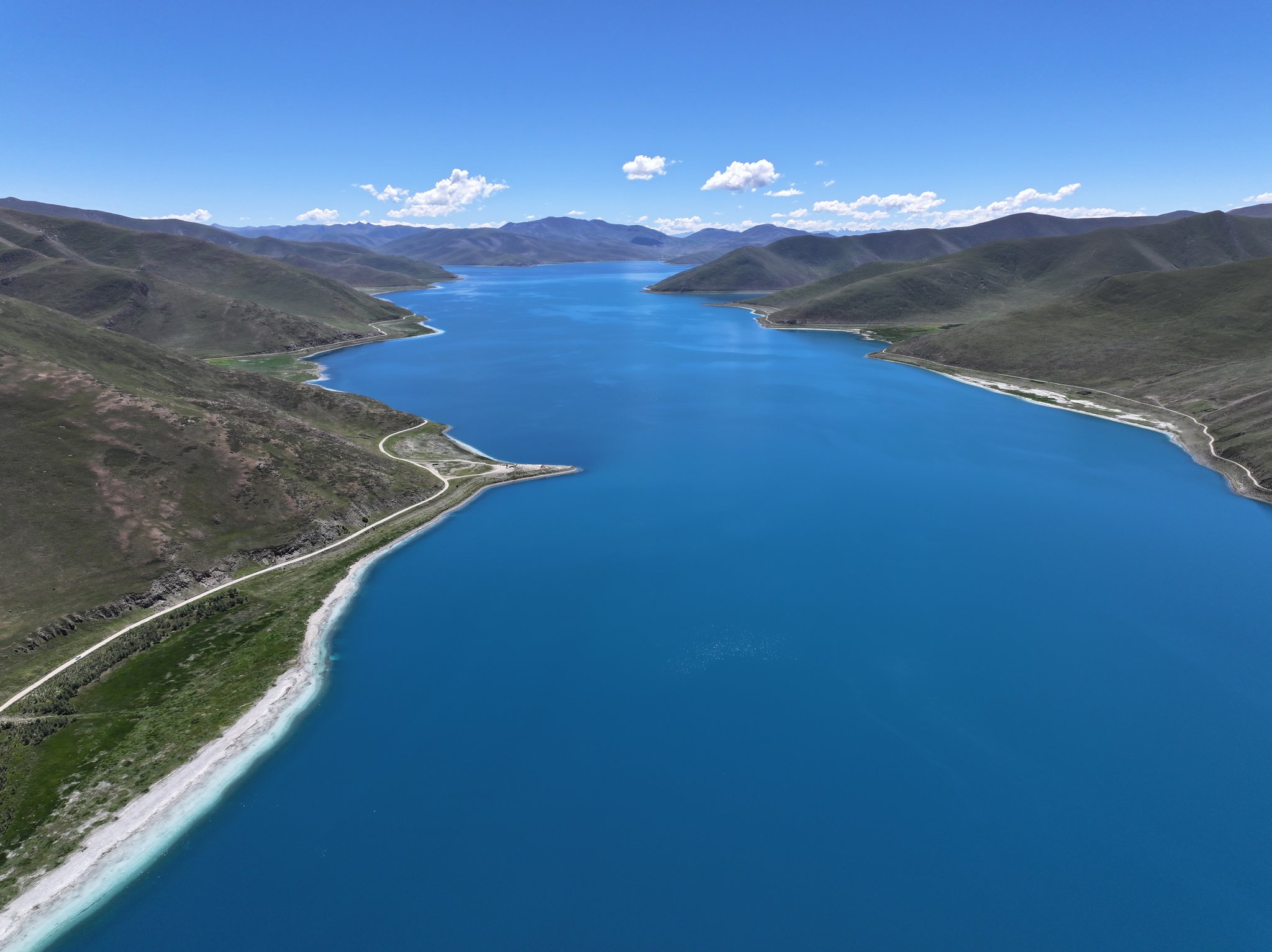 羊卓雍错航拍俯视