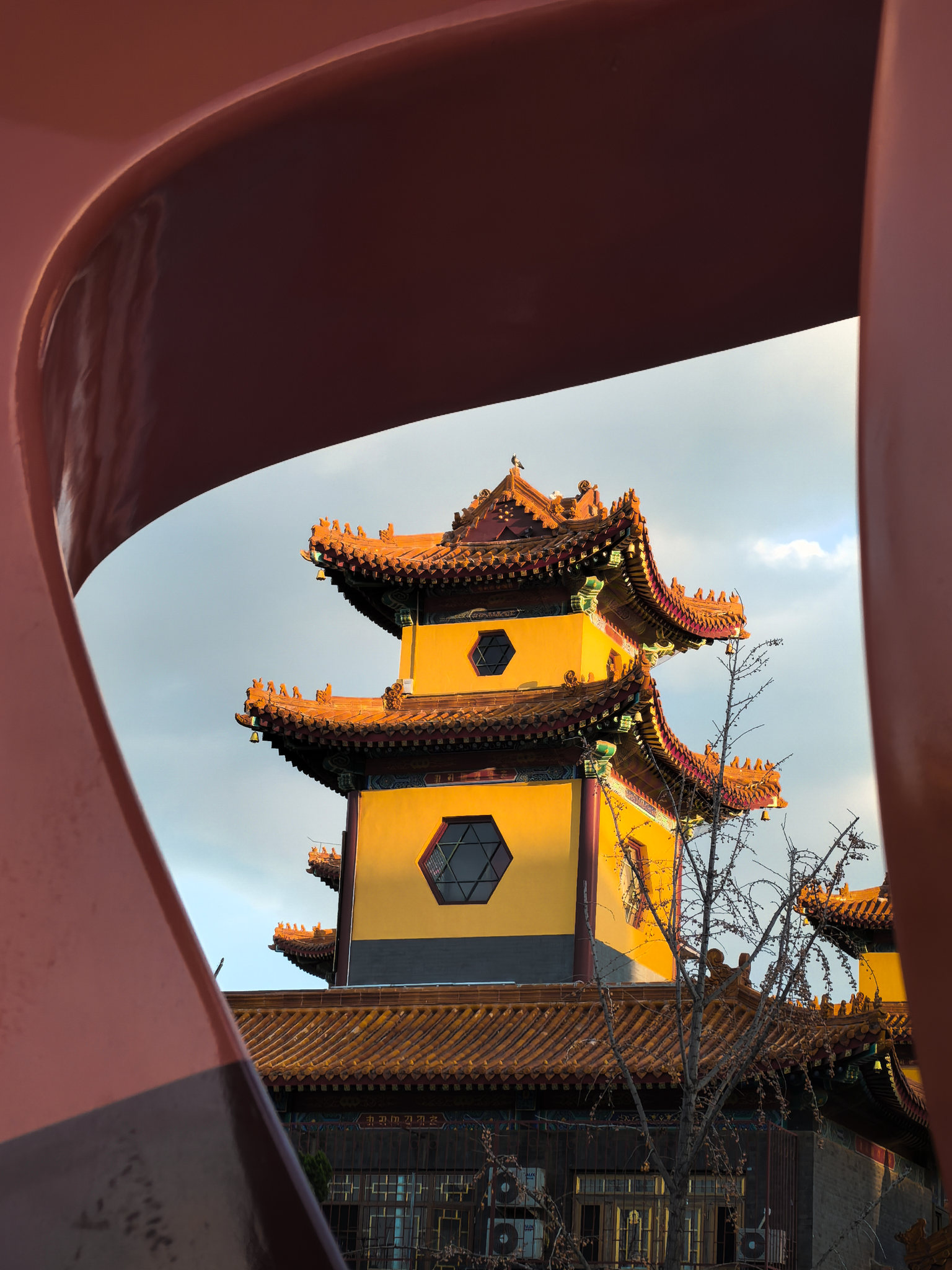 天津荐福观音寺的黄墙红瓦建筑特写框架构图