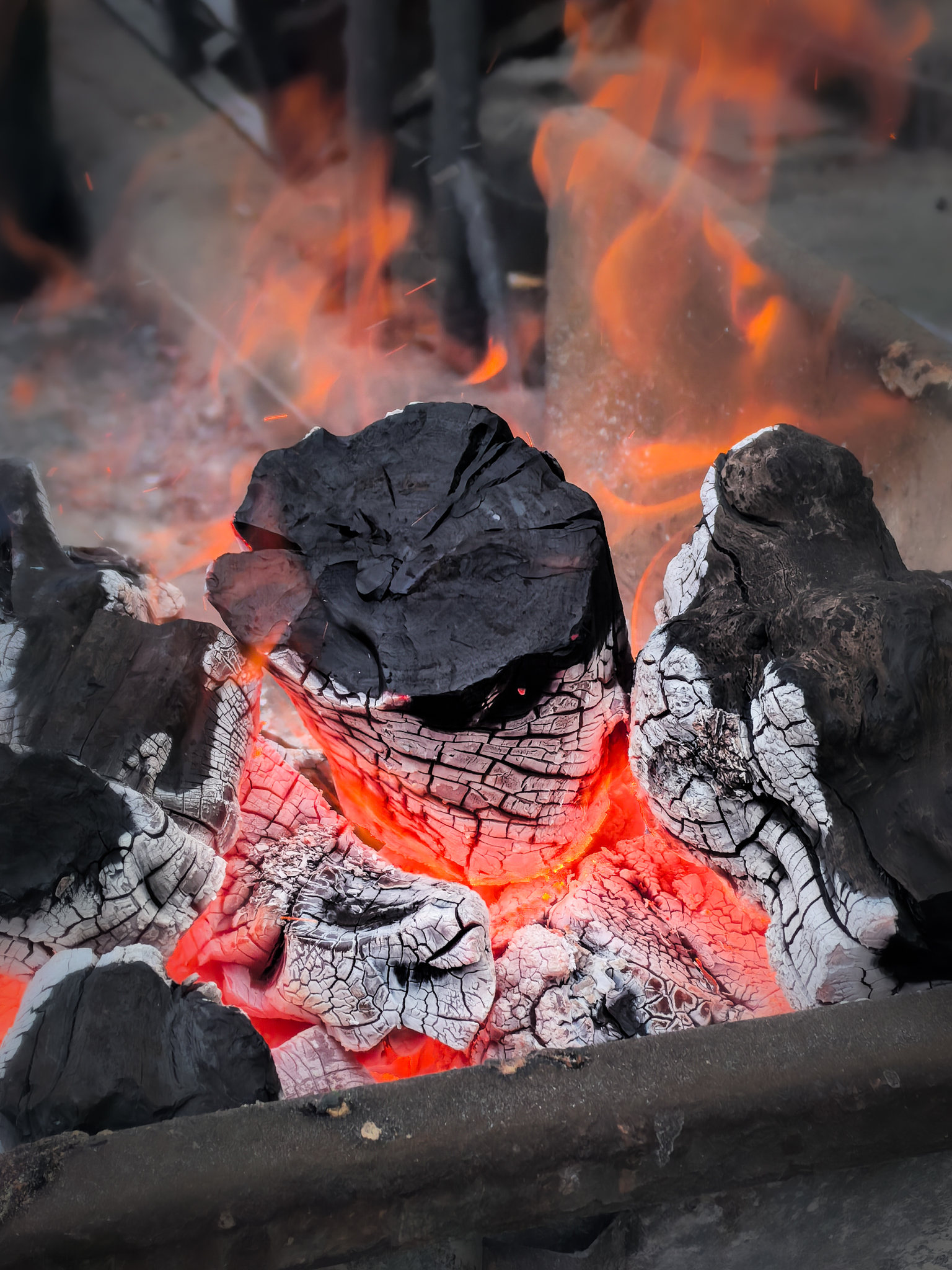 燃烧的木炭冒着淡红的火焰已经充分燃烧的部分泛着灰白却依然散发着
