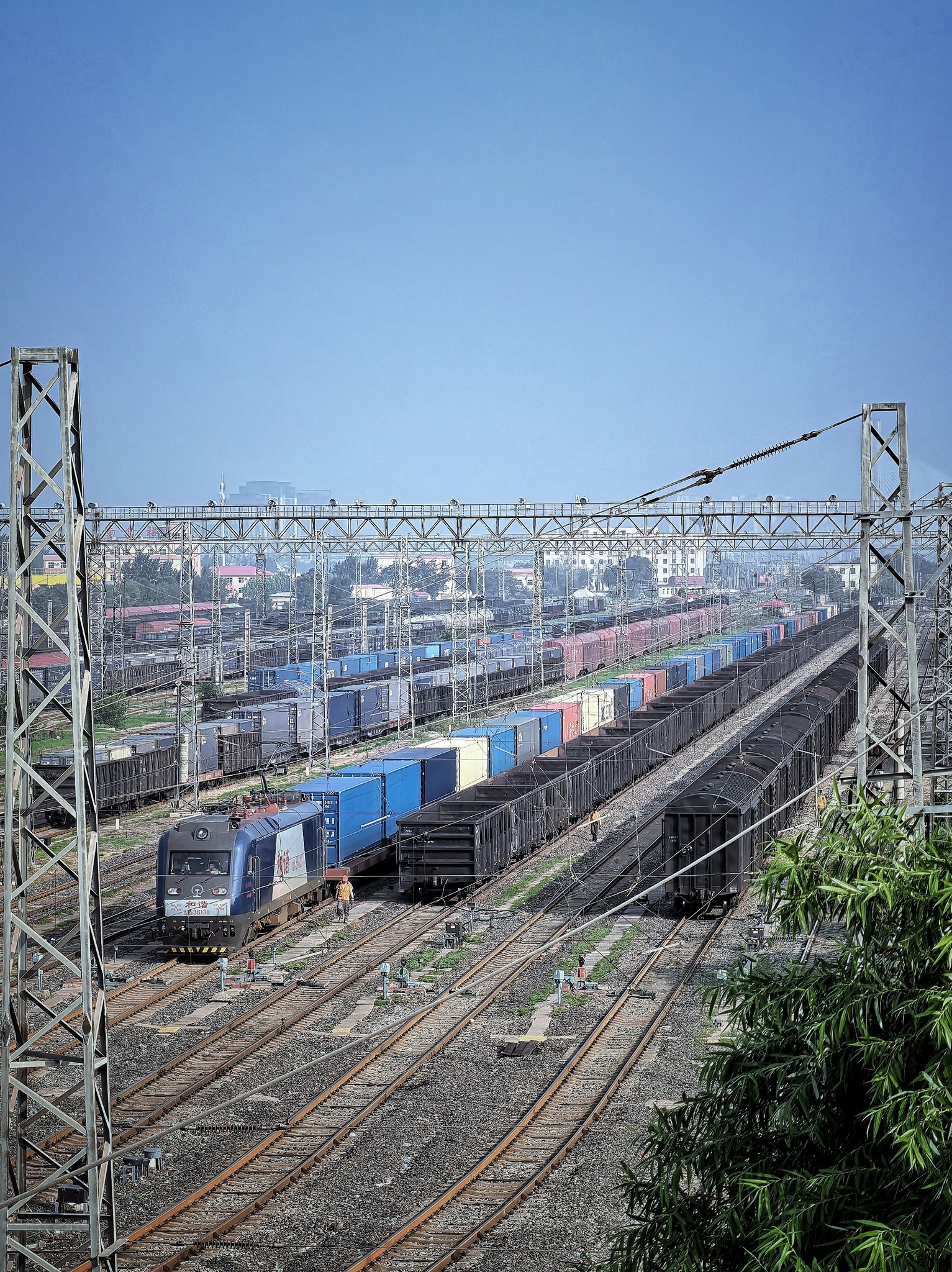 清晨,蓝天下忙碌的普济河火车站场,铁路线纵横密布杂而不乱