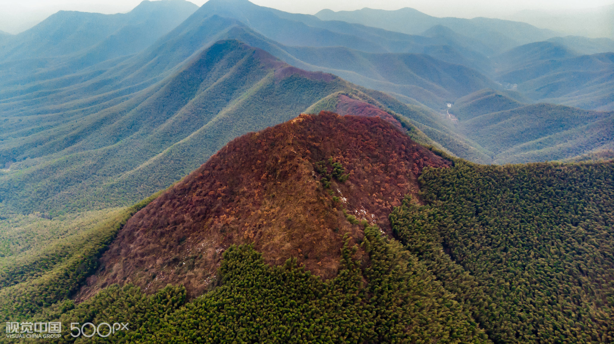 47 1 入冬后,常州境内最高峰锅底山山脊上隐隐约约看见一丝残雪,由于