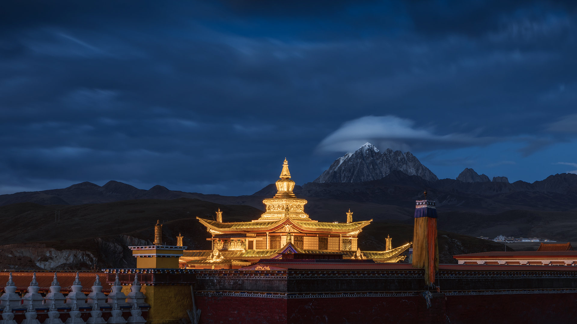 木雅金塔与亚拉雪山