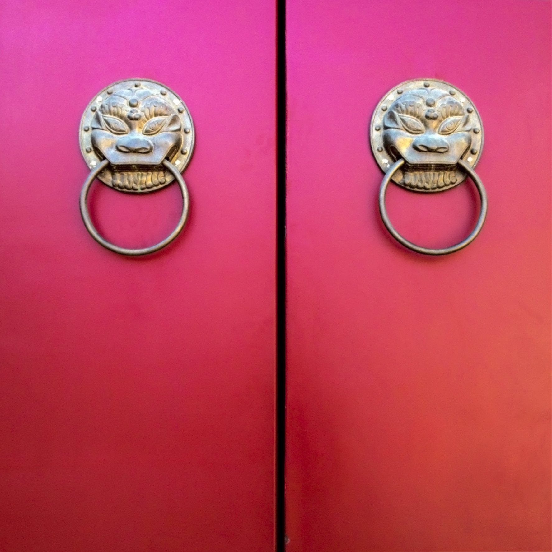 红色大门/兽首铜质门环