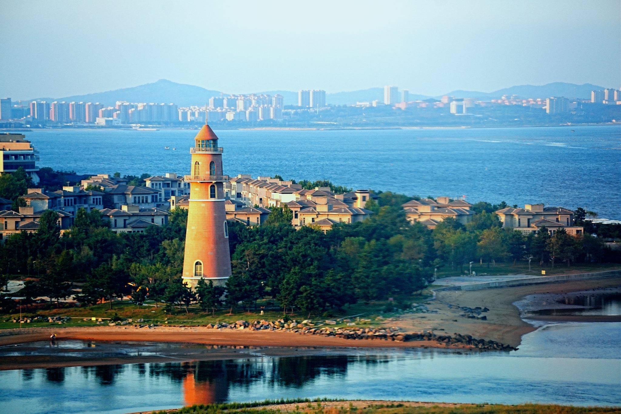 山东威海荣成斜口岛海滨公园灯塔