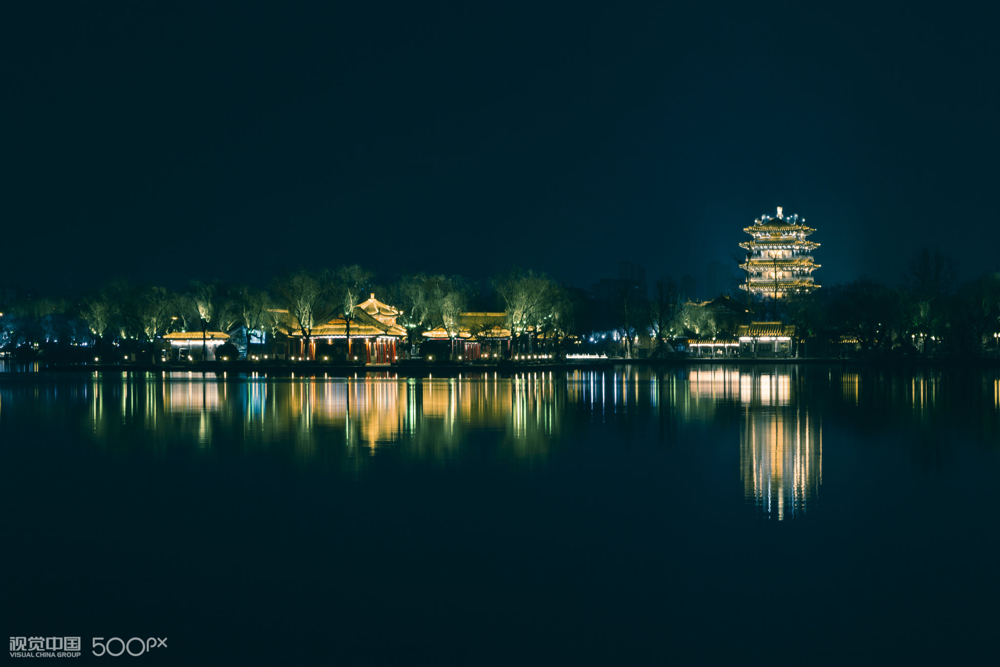 大明湖畔夜景图片