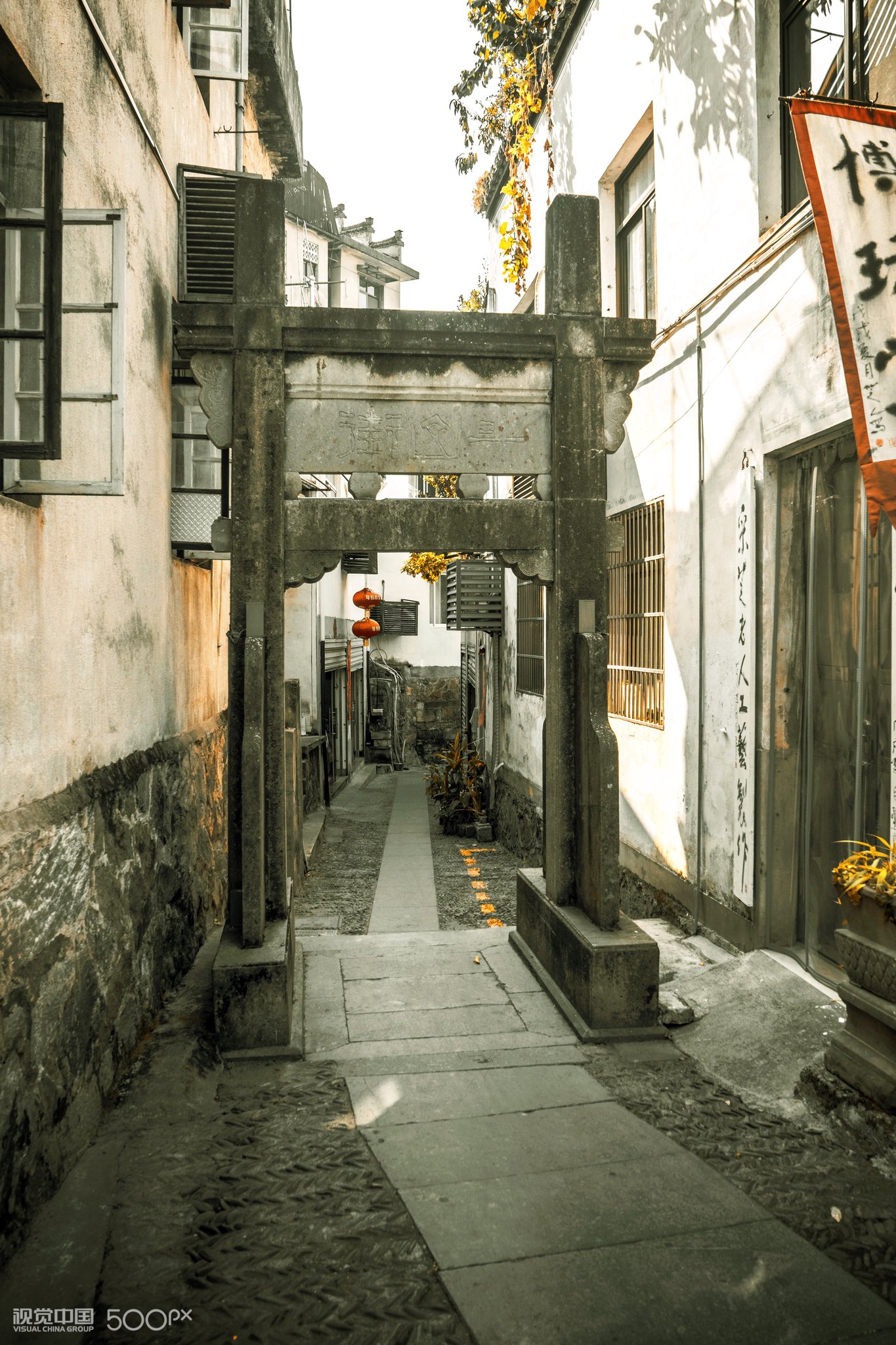 徽州古城 · 隐藏在小巷深处的古牌坊