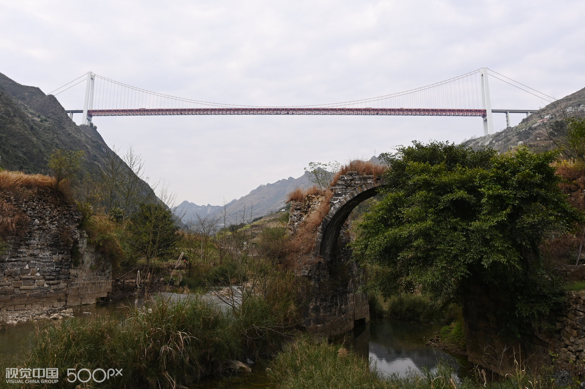 5 1 贵州关岭霸凌河大桥新桥与老桥的对比,新桥建于2009年,桥面离河面