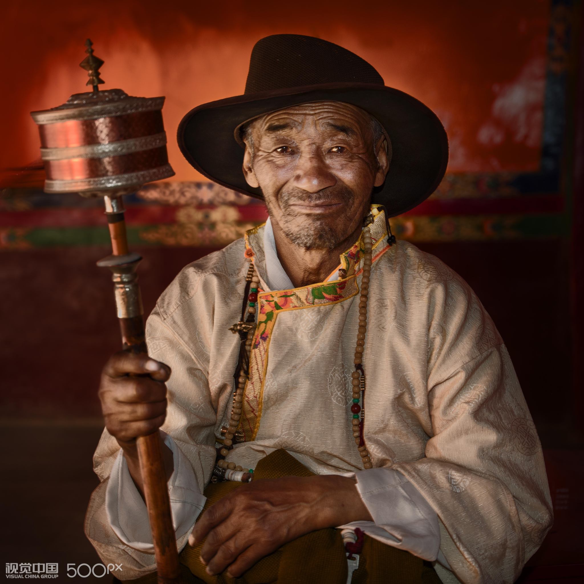 西藏羊井寺,转经轮的老人