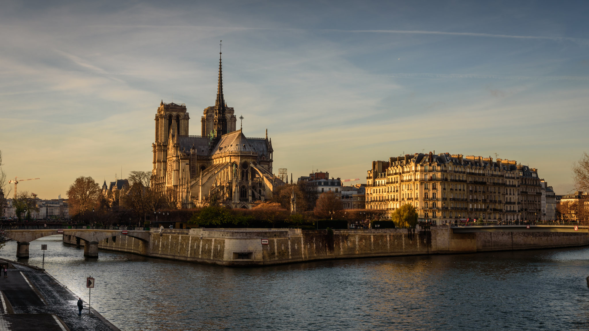 雨后得塞纳河边,巴黎圣母院旁