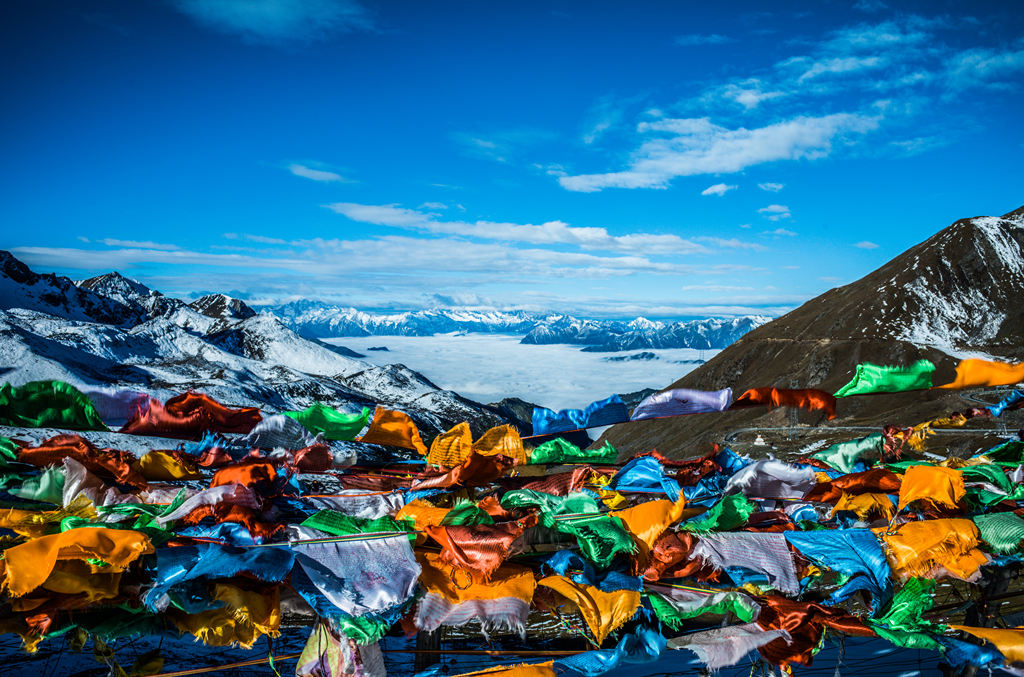 云端的经幡摄影照片