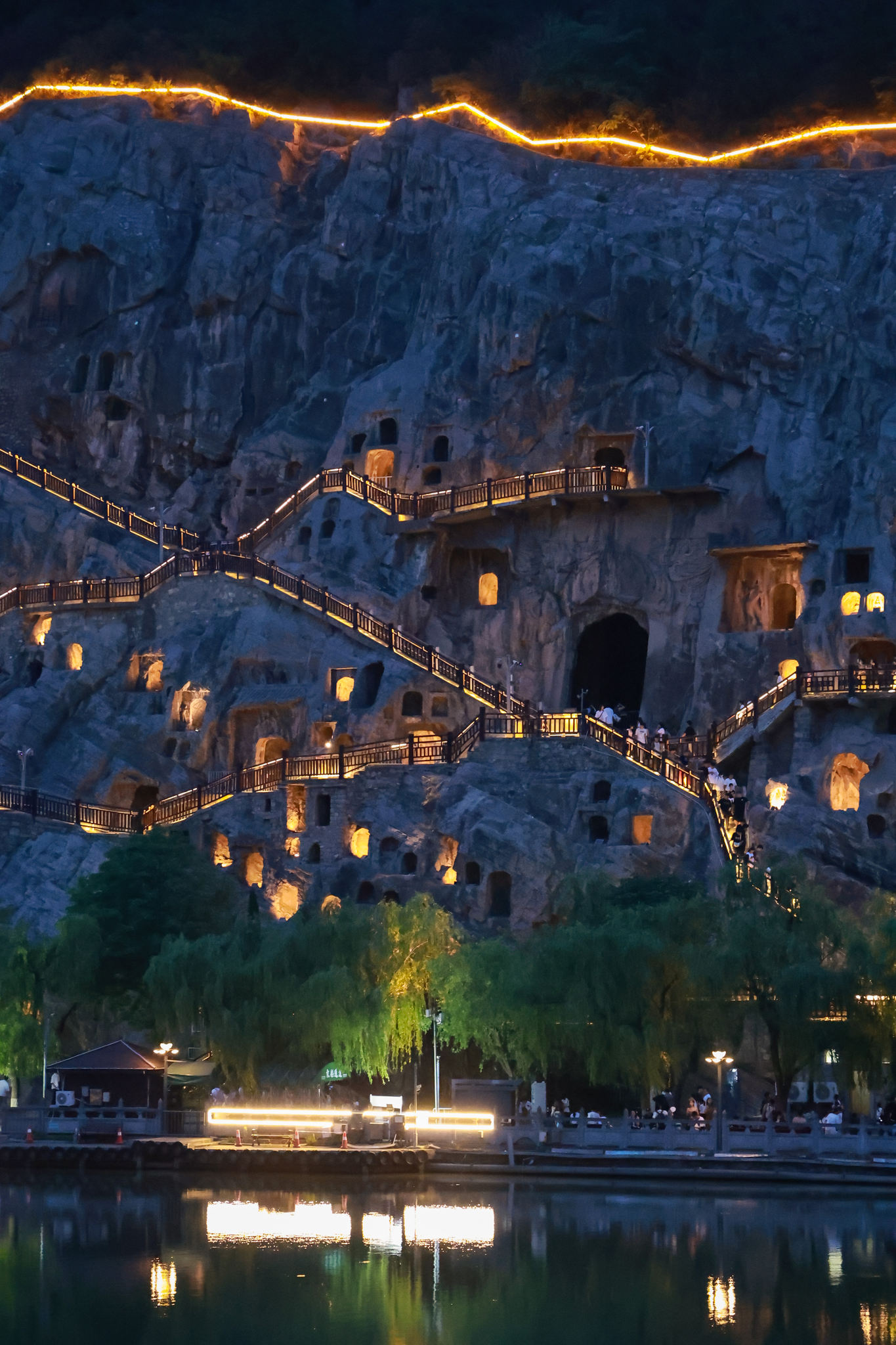 洛阳龙门石窟夜景