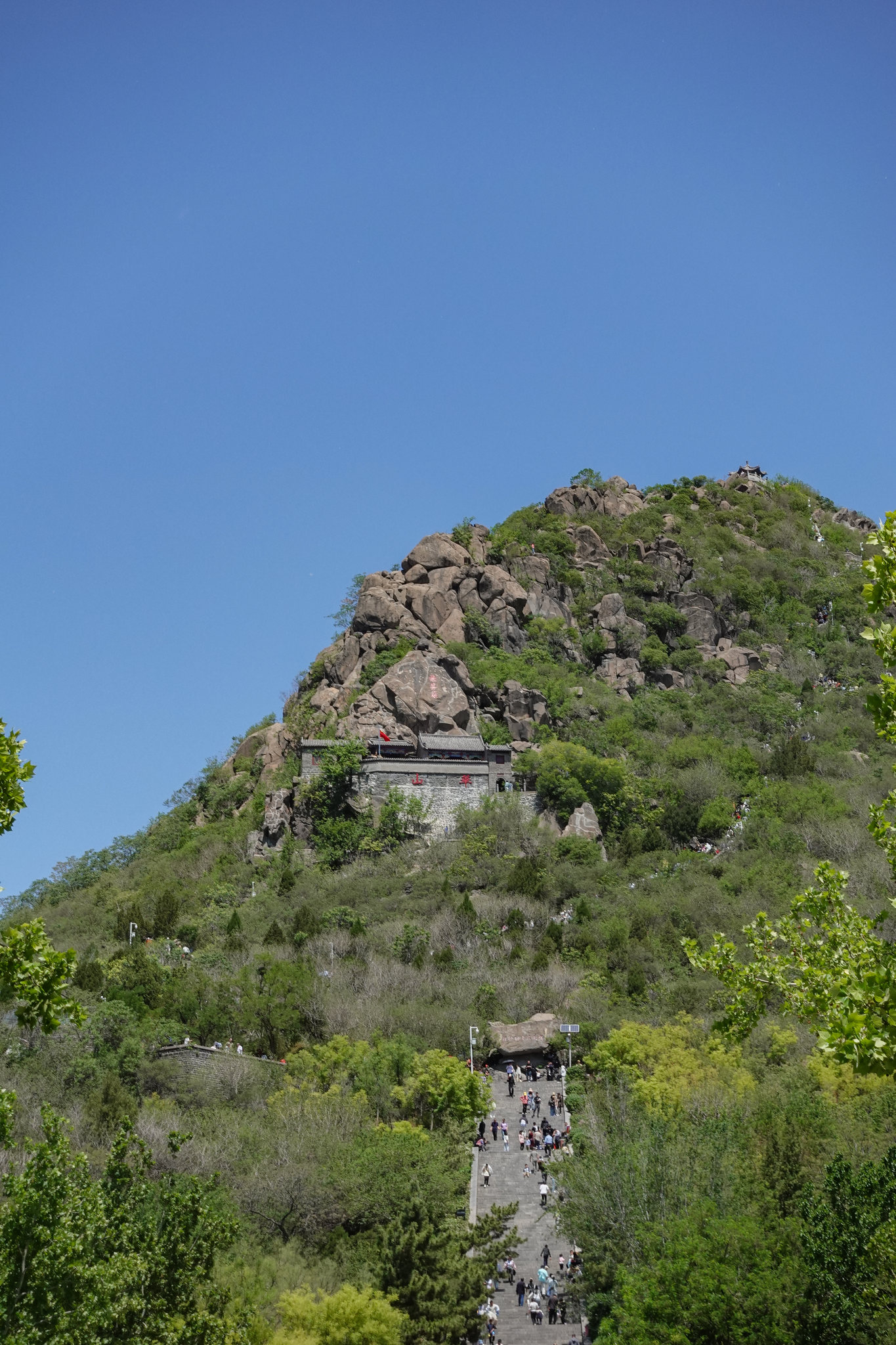 济南华山又名华不注山金舆山它平地突起一峰济南华山风景区