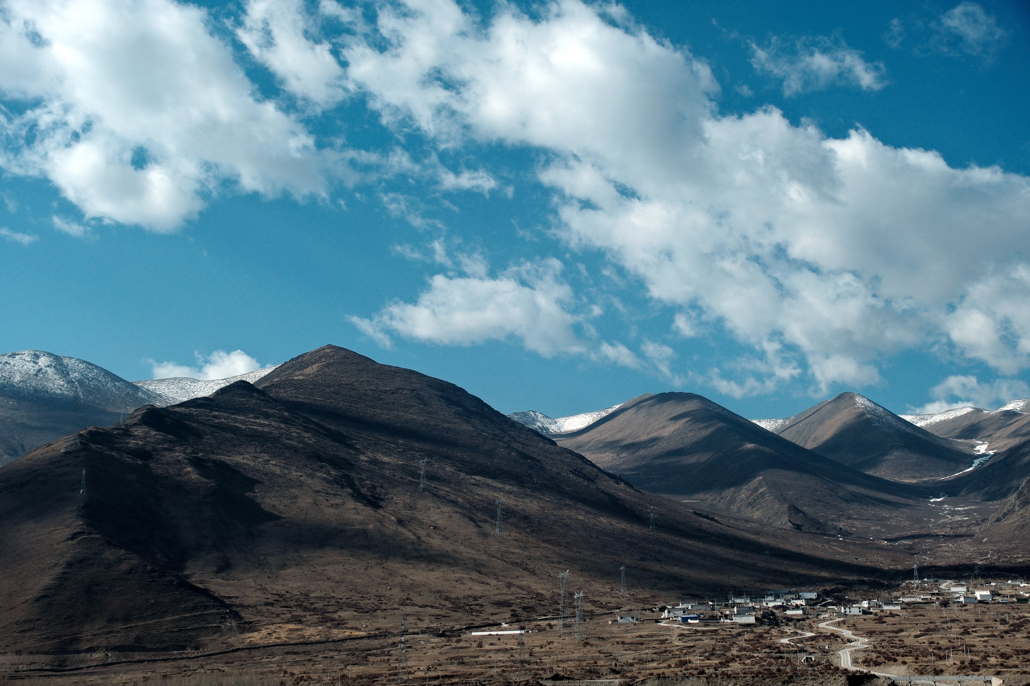 西藏拉萨墨竹工卡沿途风光河流村落山峦烟雾
