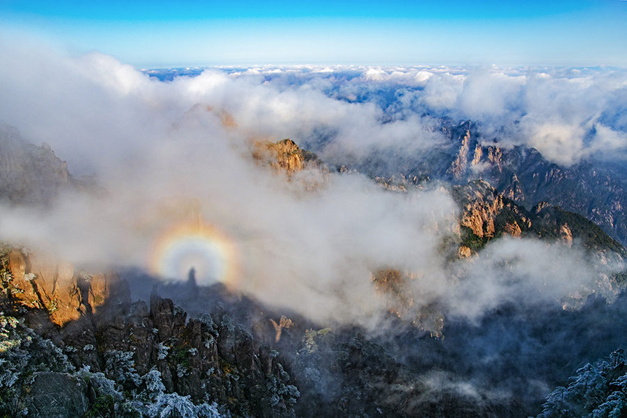 黄山雪后初霁显佛光