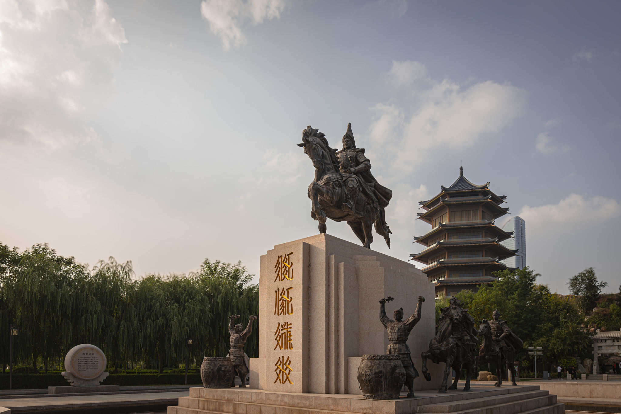 阅海水上公园的西夏王朝开国皇帝李元昊塑像