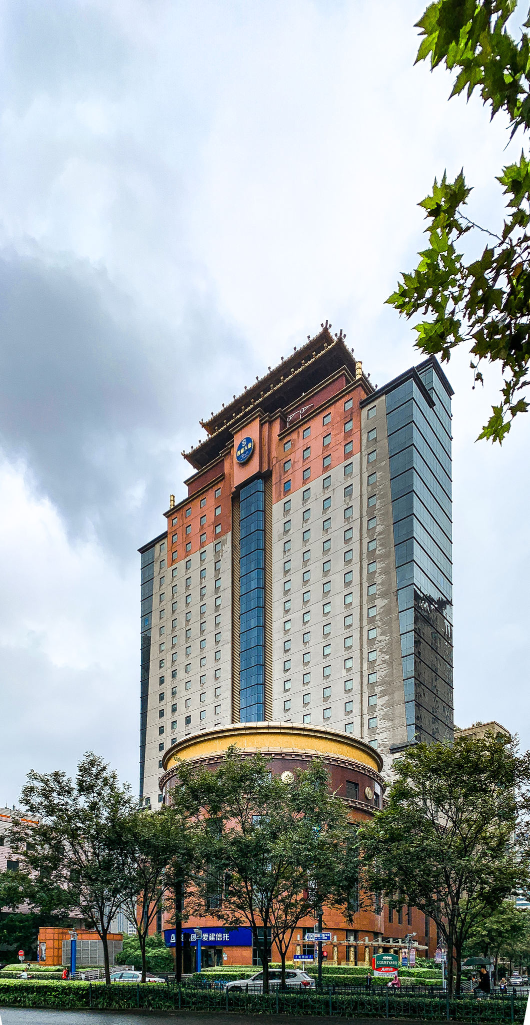 雨中的西藏大厦a tibet style building