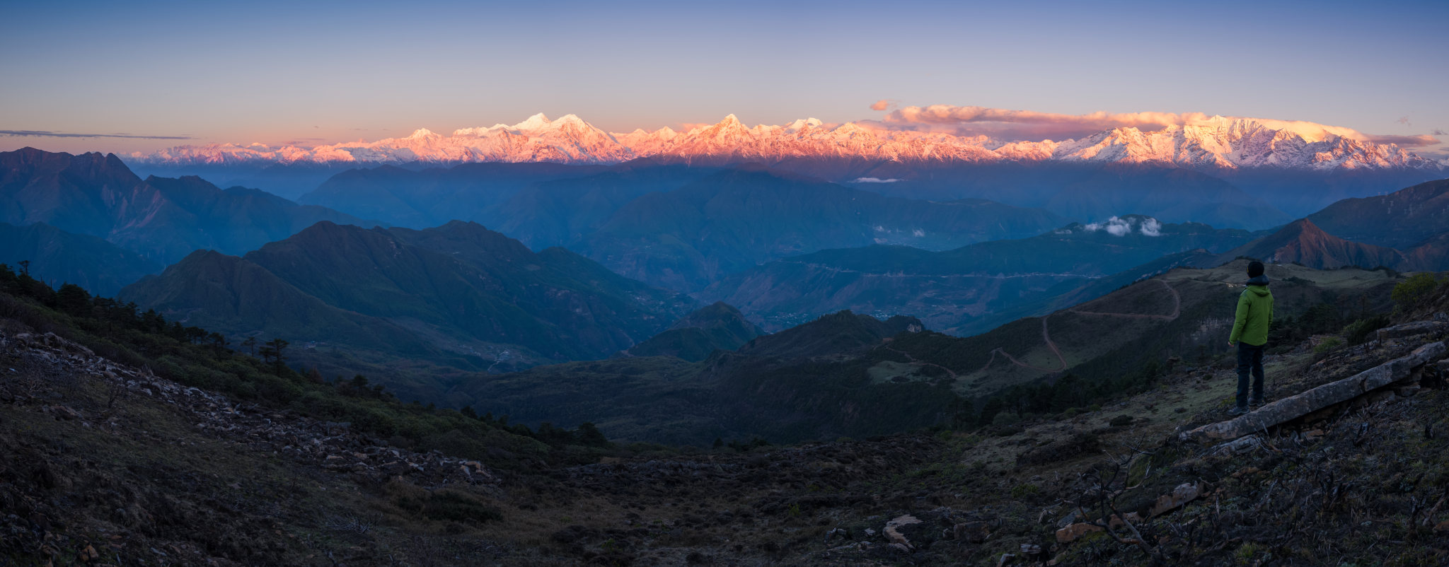 中国四川甘孜州泸定县冷碛镇华尖山日出日照金山