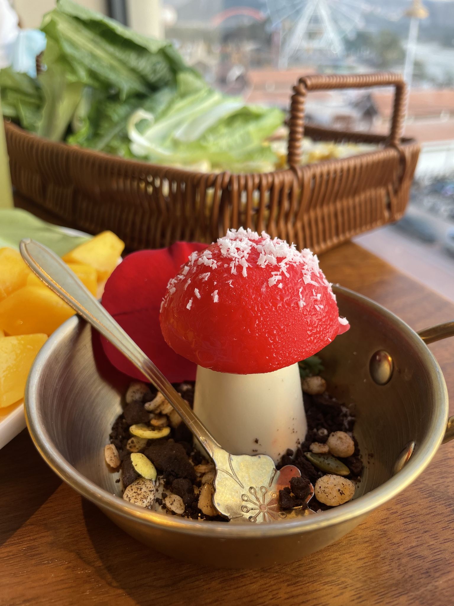 桌上碗里的冰淇淋特写镜头