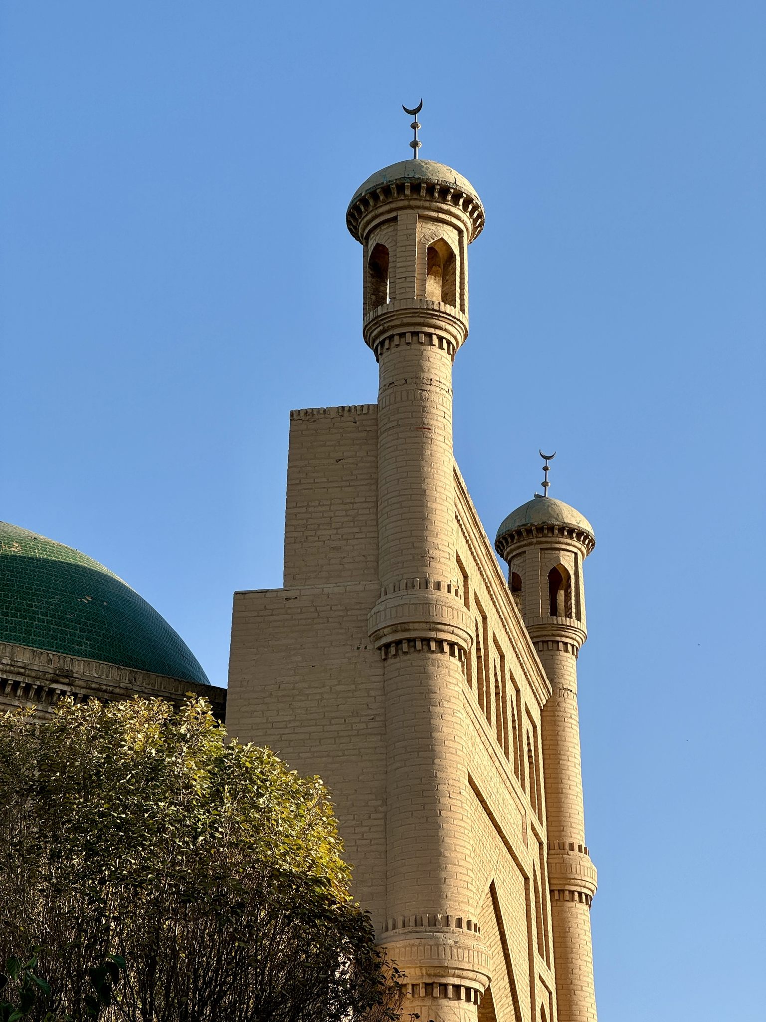 蓝天下的新疆库车大寺
