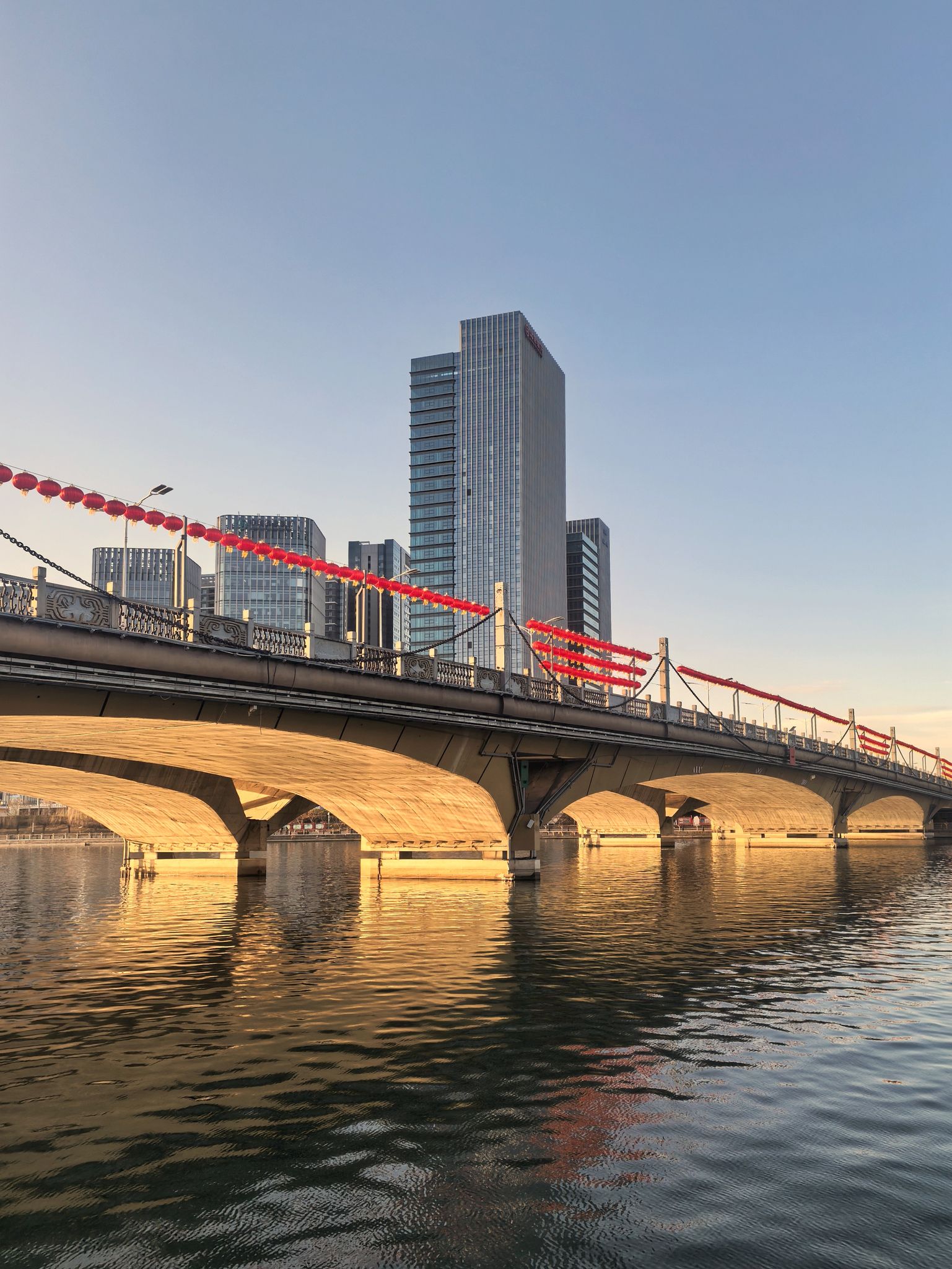 北京通州运河东大桥低角度视图