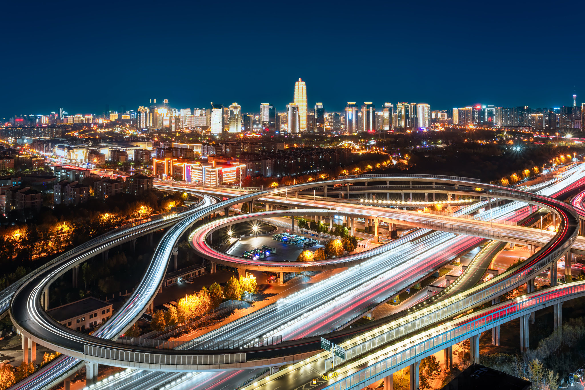 郑州城市立交桥夜景,郑州城市天际线景色,郑州,河南