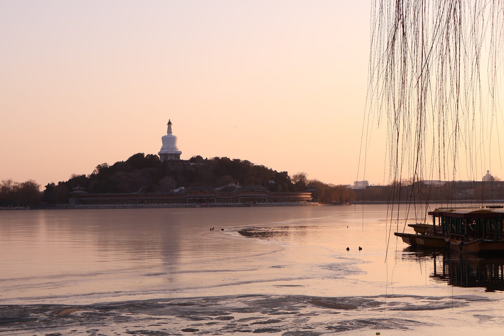 北海公园白塔与夕阳