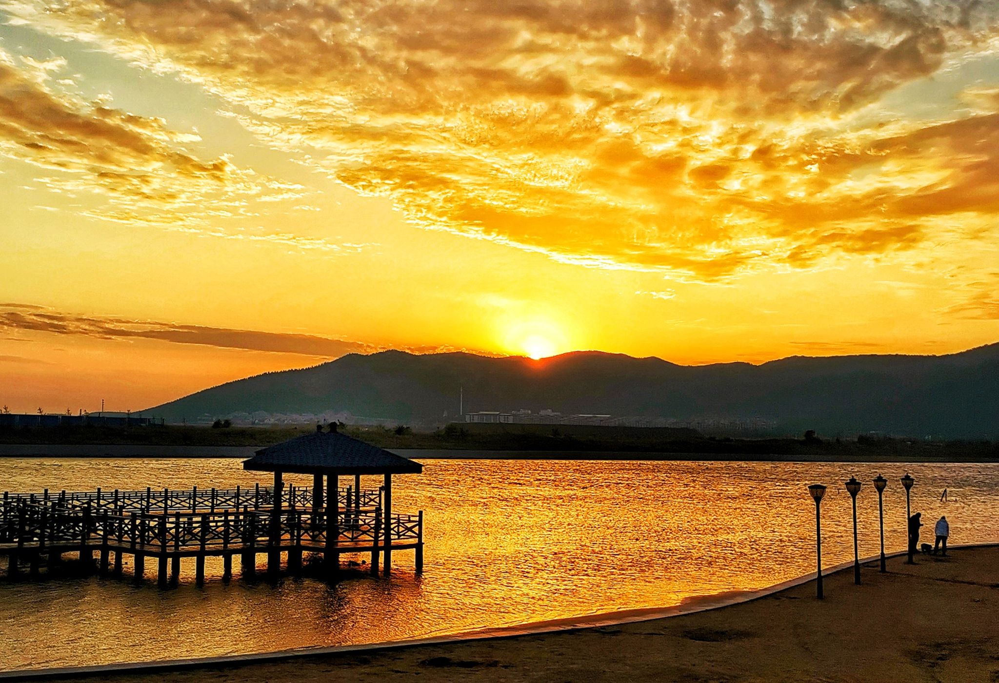 金色晚霞铺满天