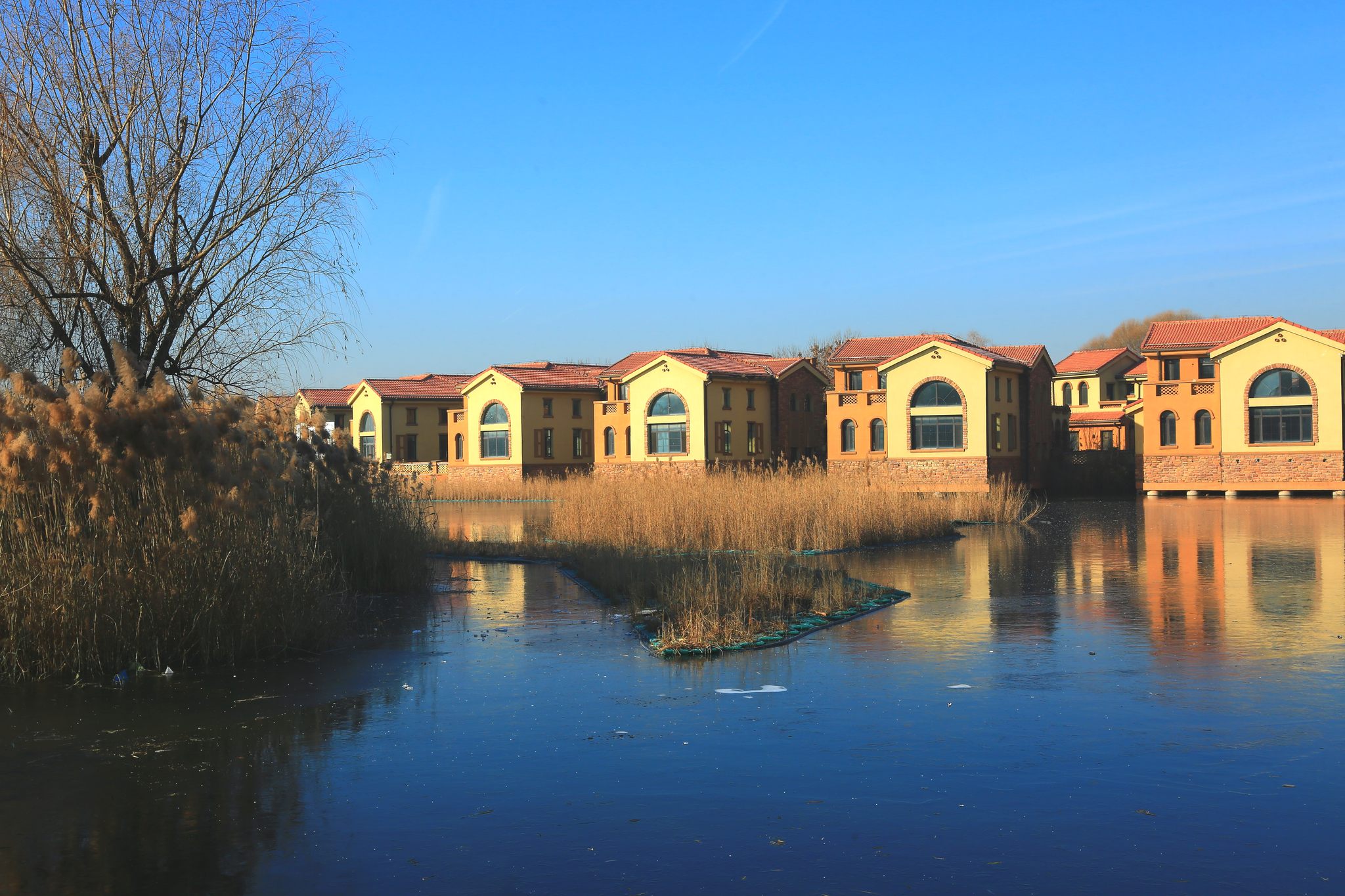 码头鹭岛别墅倒影头养生温泉遍地是长河碧湖向东流雄安新区雄县温泉城