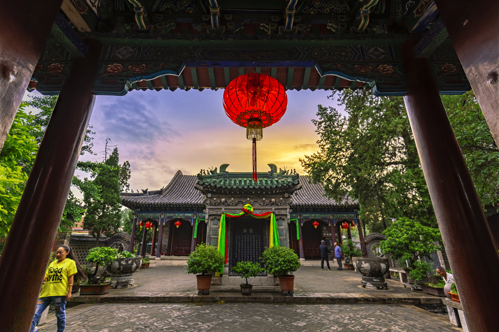 青州真教寺,据寺内碑文记载:元大德六年(1302年)元相伯颜后裔所建.